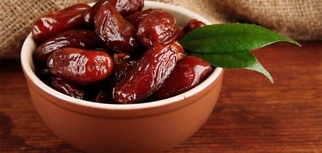 تعبیر دادن خرما در خواب به زنان مجرد