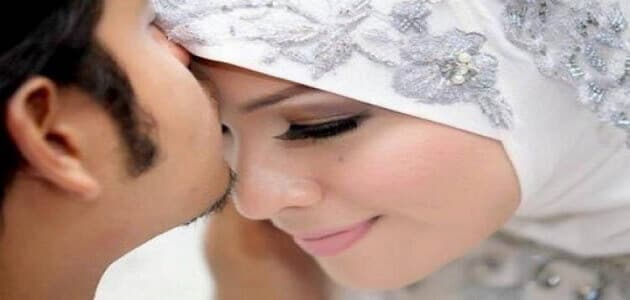 شوهر متوفی در حال بوسیدن همسرش در خواب