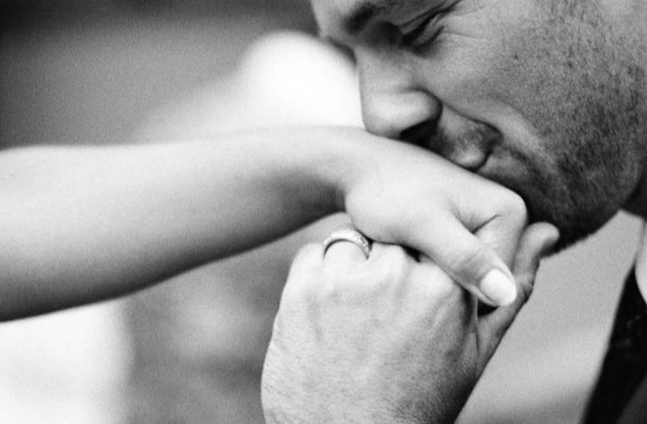 چرا رویای بوسیدن دست خود را دارید؟
