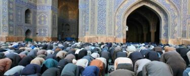 خواب دیدم با جمعی نماز می خوانم